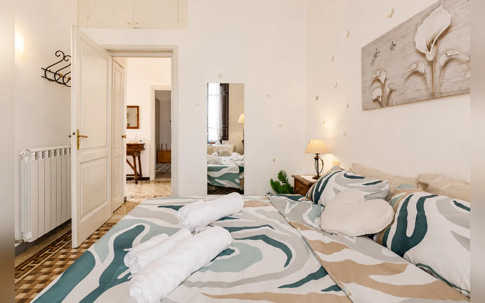 Camera con bagno privato — A casa di Laura, Massa
